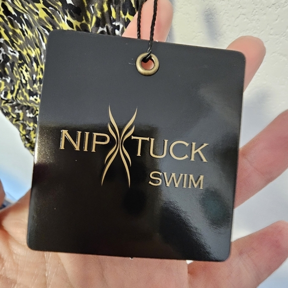 NipTuck One Piece Yellow and Black Swim Suit Women's Size 6 NWT - Picture 5 of 9